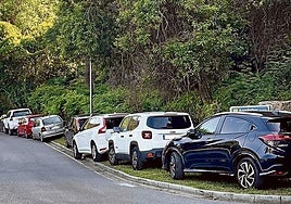 Turismos mal aparcados en Armintza.