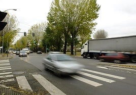 Detenido en Vitoria por impedir que la grúa se lleve su coche con placas de matrícula de papel
