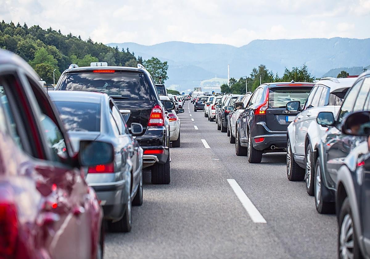 El consejo de un mecánico para que el coche no sufra durante los atascos: «Tienes que desactivar...»