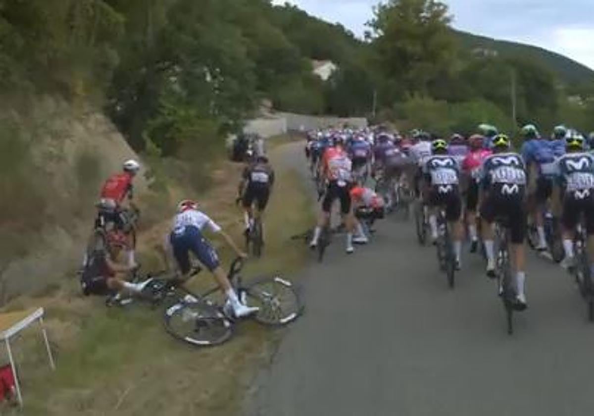 Carlos Rodríguez sufre una rotura de pelvis tras su caída ayer y abandona el Tour
