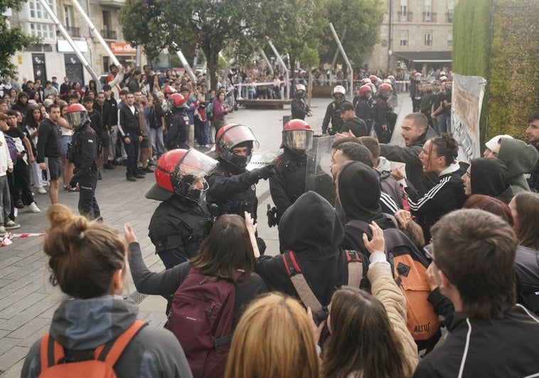 Bildu cuestiona que la Ertzaintza sea «democrática» y exige una «reforma en profundidad»