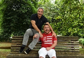 Amigos. Iker y Gaskon posan en el parque de Doña Casilda, en Bilbao.