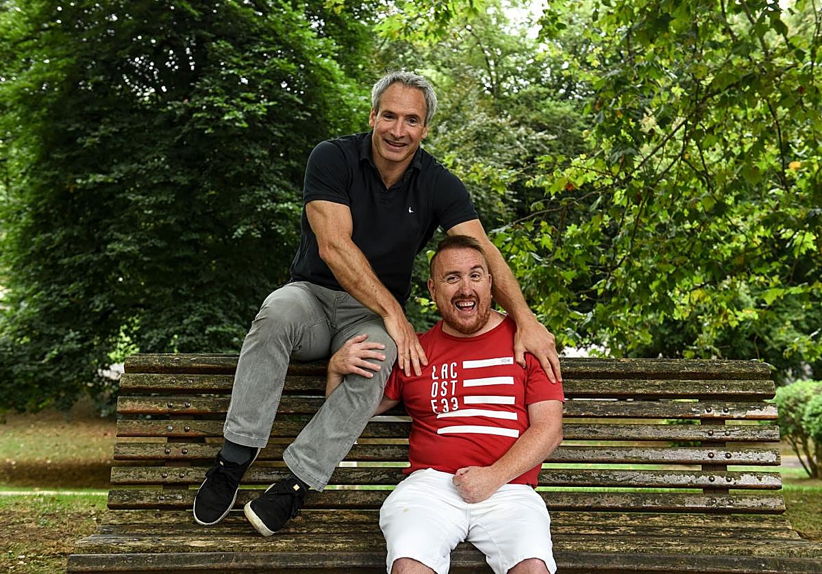 Amigos. Iker y Gaskon posan en el parque de Doña Casilda, en Bilbao.