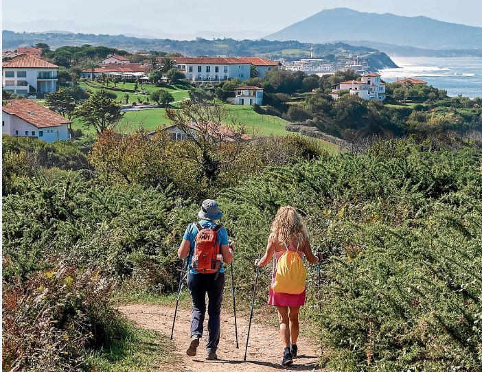 Dos mujeres realizan el camino de la costa a su paso por San Juan de Luz.
