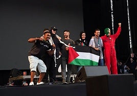 Los miembros de Kneecap con cuatro músicos palestinos durante el pasado BBK LIve.