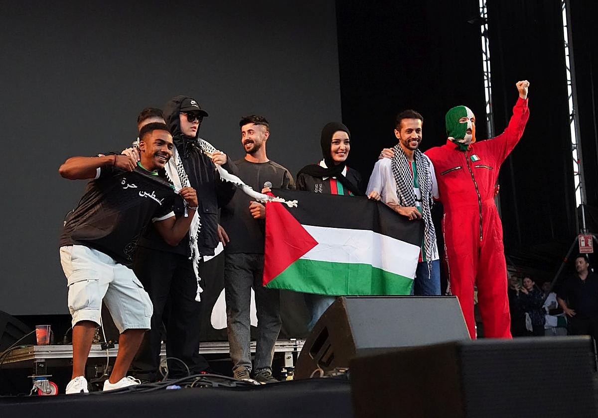 Los miembros de Kneecap con cuatro músicos palestinos durante el pasado BBK LIve.
