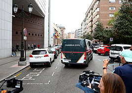 Un furgón de la Guardia Civil traslada a los padres de la 'casa de los horrores' a la cárcel.