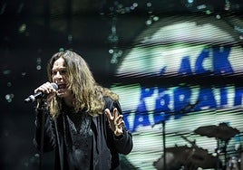 El cantante británico Ozzy Osbourne durante el concierto de Black Sabbath en el Papp Laszlo Budapest Sports Arena en Hungría.
