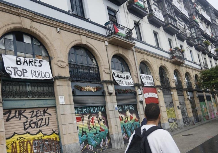 Vecinos del Muelle de Marzana protestan contra del ruido de los bares y critican la «falta de escucha» del Ayuntamiento