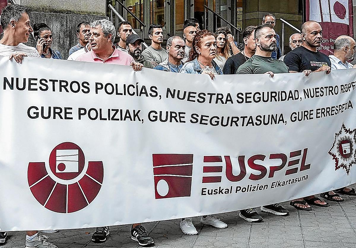El sindicato Euspel se concentró ayer ante el Palacio de Justicia de Bilbao.