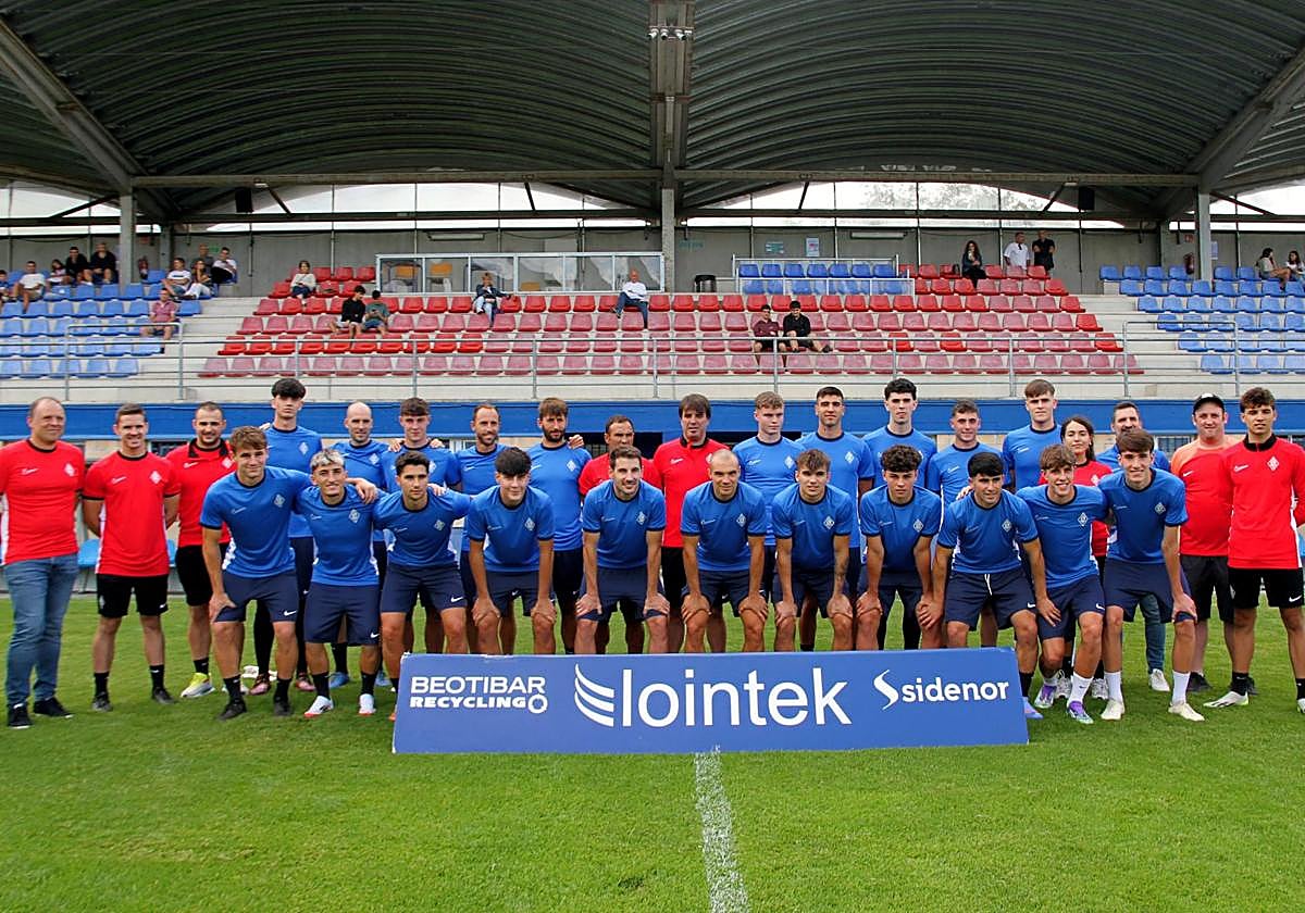 La nueva plantilla del Amorebieta posa en Urritxe.