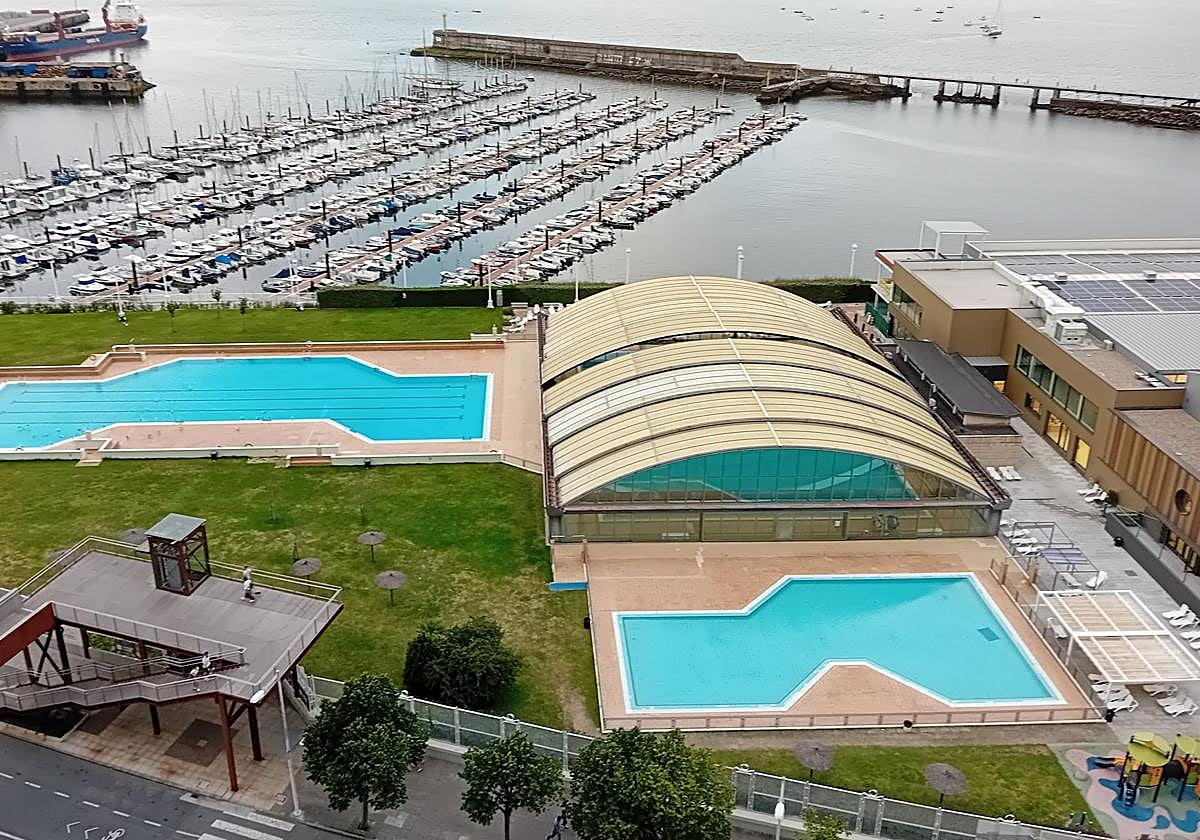 Los grupos proponen habilitar en las piscinas una pasarela accesible sobre la franja de césped que tiene baldosas.