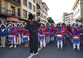 La cita mantiene la estructura por edades con seis cuerpos: cocineros, antorcheros, fusileros, cantineros, tamborreros y barrileros.