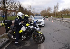 Agentes de la Policía Local de Vitoria, en un control de tráfico.