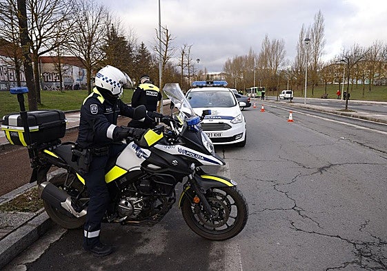Agentes de la Policía Local de Vitoria, en un control de tráfico.
