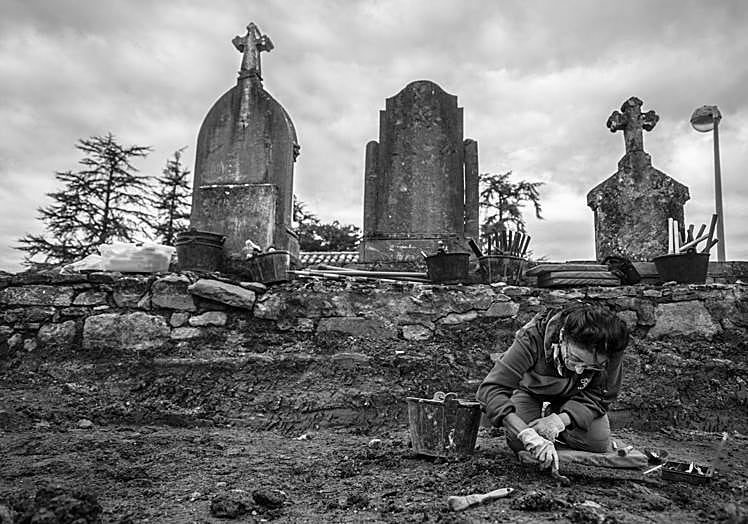 Trabajadoras de Aranzadi durante una exhumación.