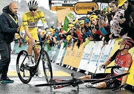 Arensman, agotado en el suelo tras imponerse en La Plagne, comtempla la llega del líder, Pogacar.