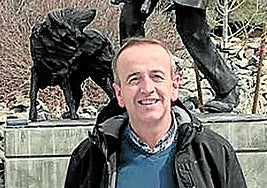 David Río, ante el Monumento al Pastor Vasco, en Reno.