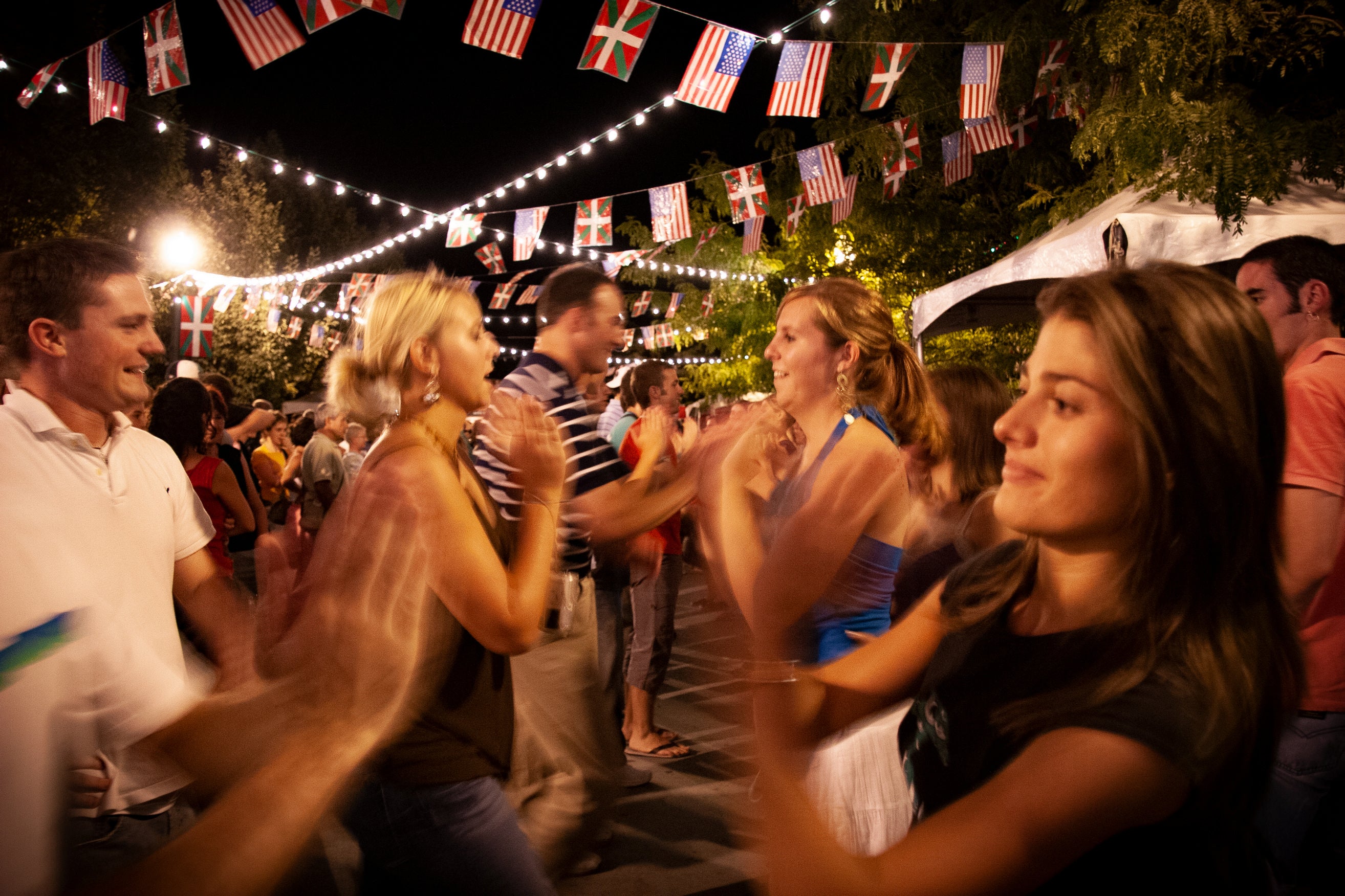 Baile espontáneo en el Basque Block (Manzana vasca), en pleno centro de la ciudad de Boise, durante la edición del Jaialdi de 2005.