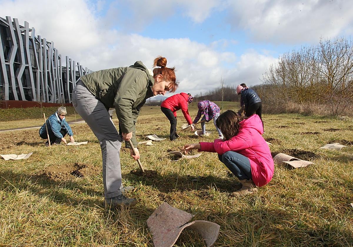 Plantación de árboles en Ataria, en la campaña 'Deja tu huella'.