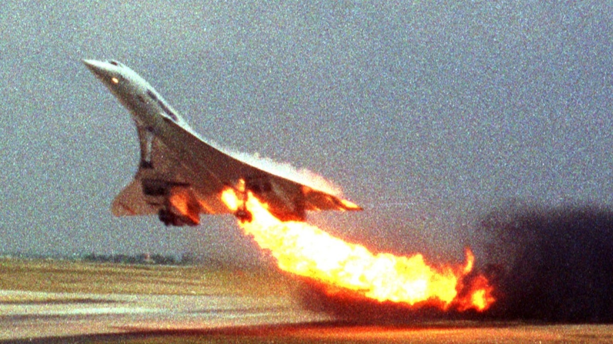 El avión, ardiendo pocos segundos después de despegar y antes de estrellarse.