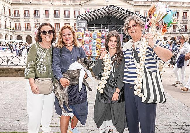 Carmen, Estíbaliz, Laura e Itziar con Loka.