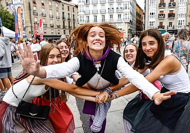 Eva, Elsa, Irene y Cristina sujetan a Isabel.