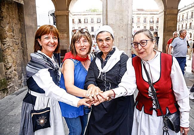 Carmen, Marisa, Mertxe y María Carmen disfrutando de la mañana festiva.