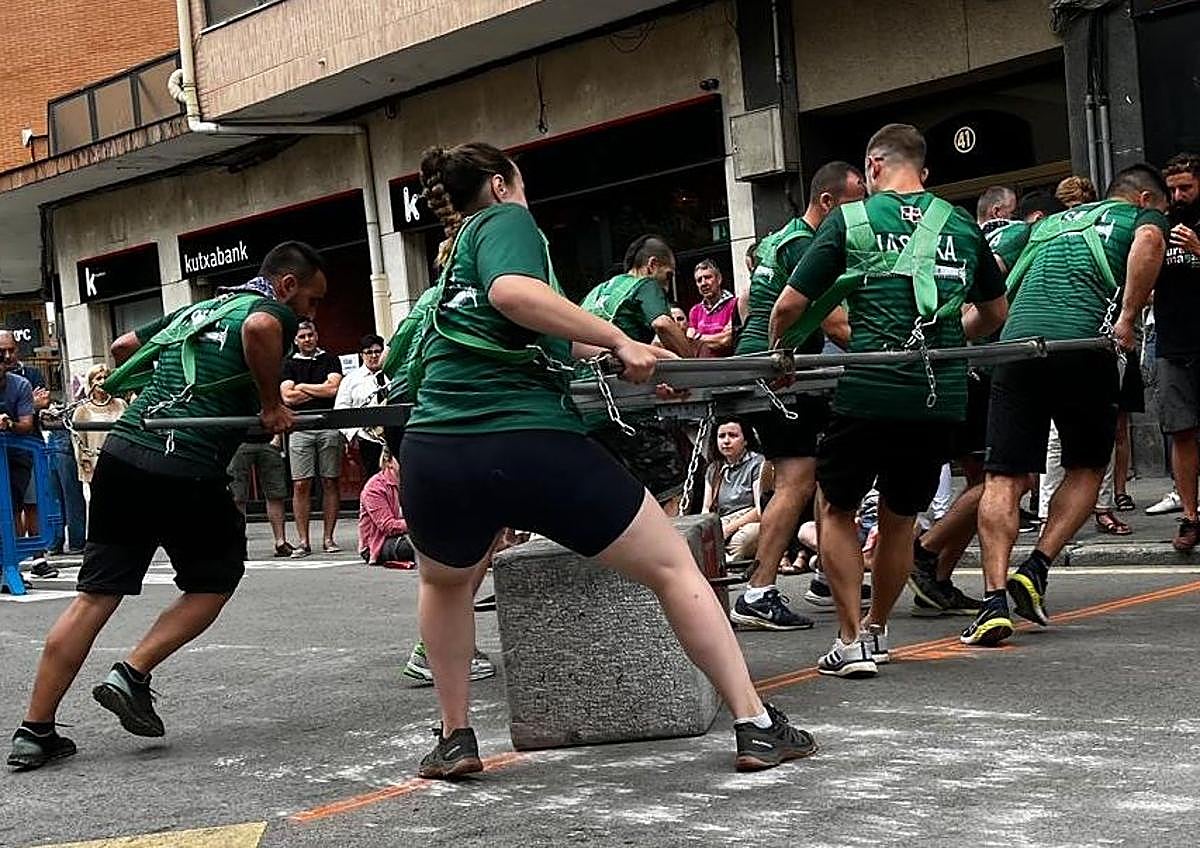 Imagen secundaria 1 - Jasoka, el equipo de herri kirolak de Arrigorriaga se exhibirá en Argentina