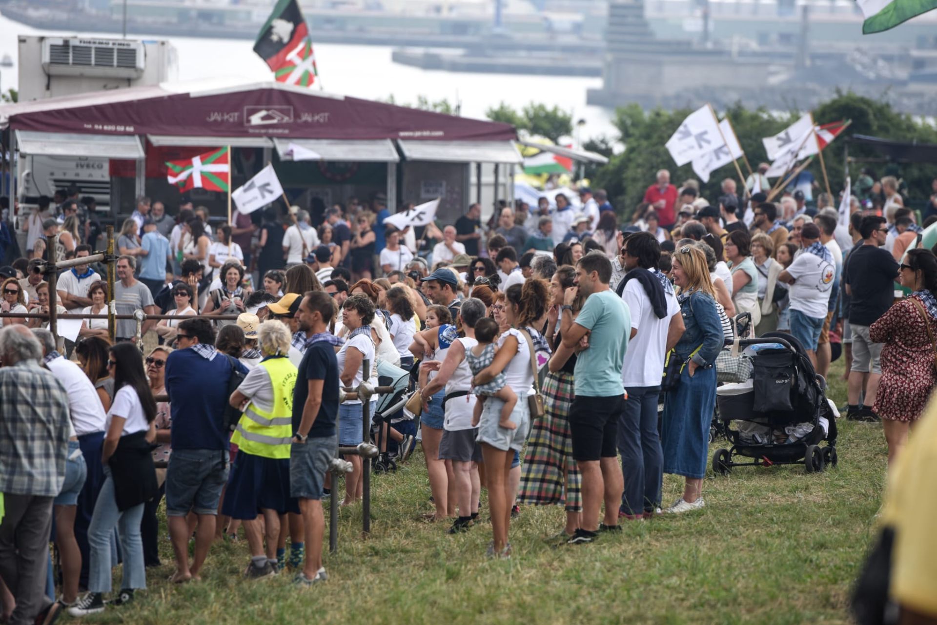 La imágenes del ambiente festivo en Aixerrota