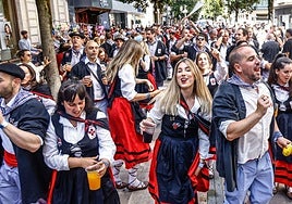 Búscate en el paseíllo de blusas y neskas de Vitoria