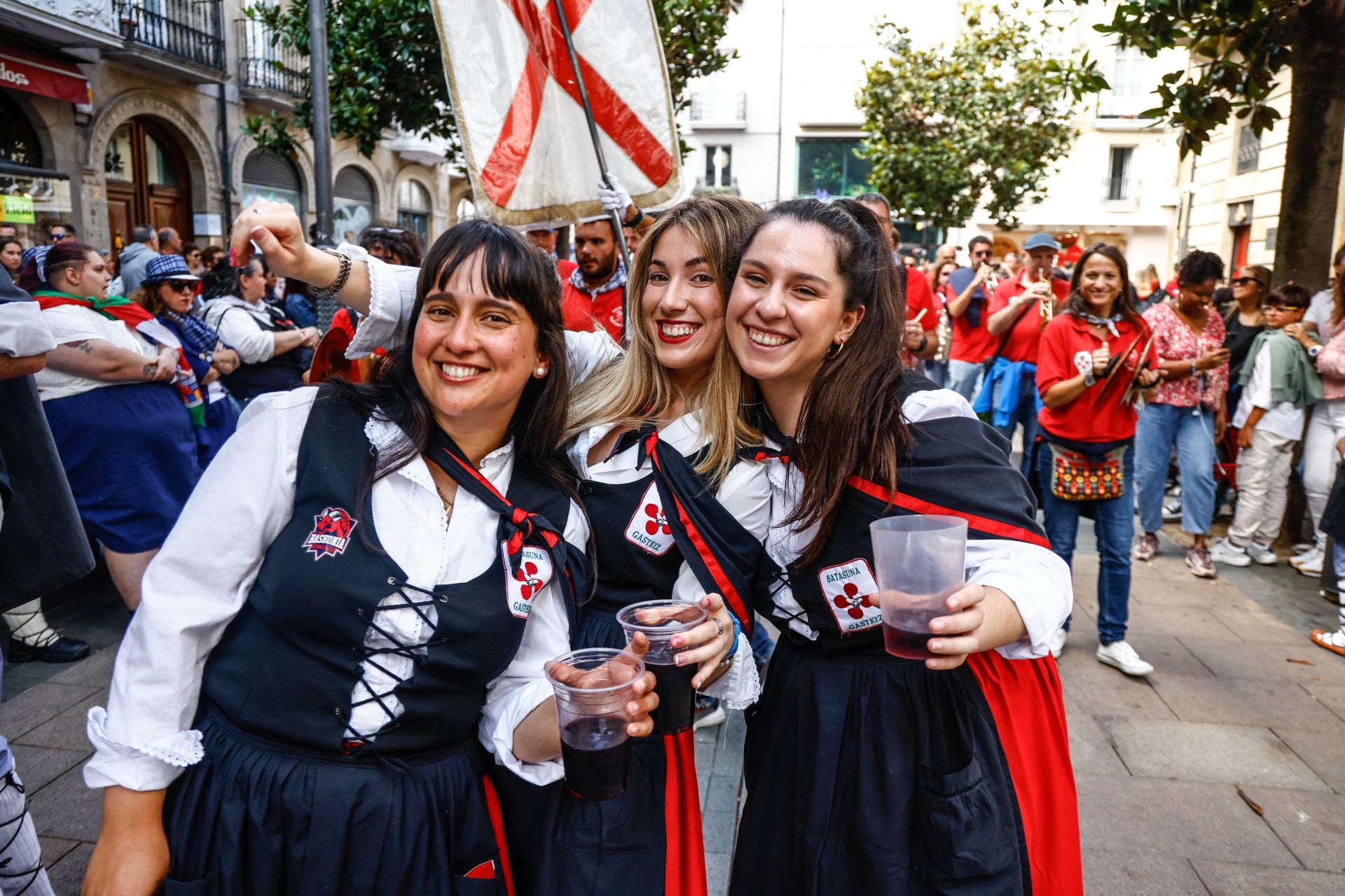 Búscate en el paseíllo de blusas y neskas de Vitoria
