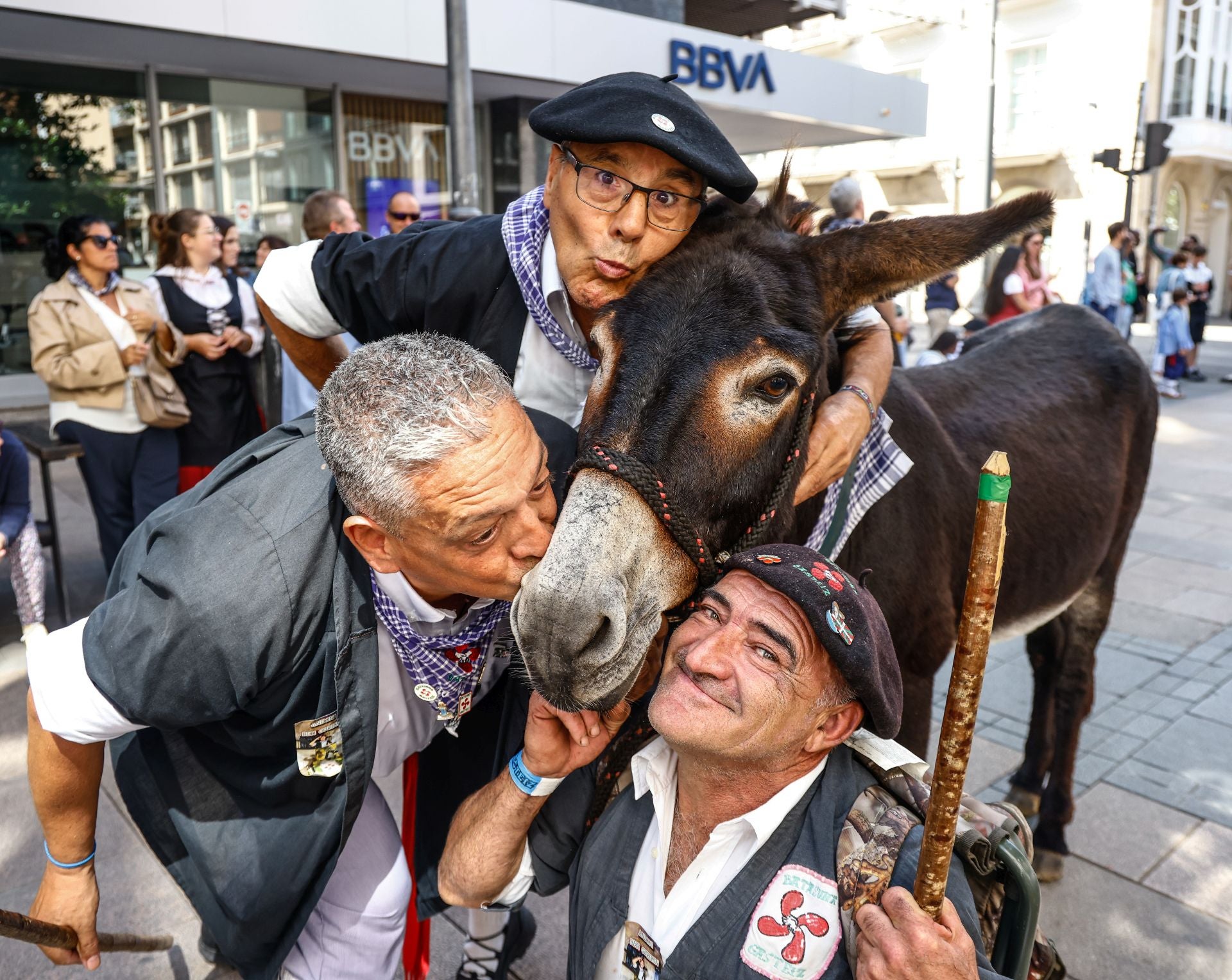 Búscate en el paseíllo de blusas y neskas de Vitoria