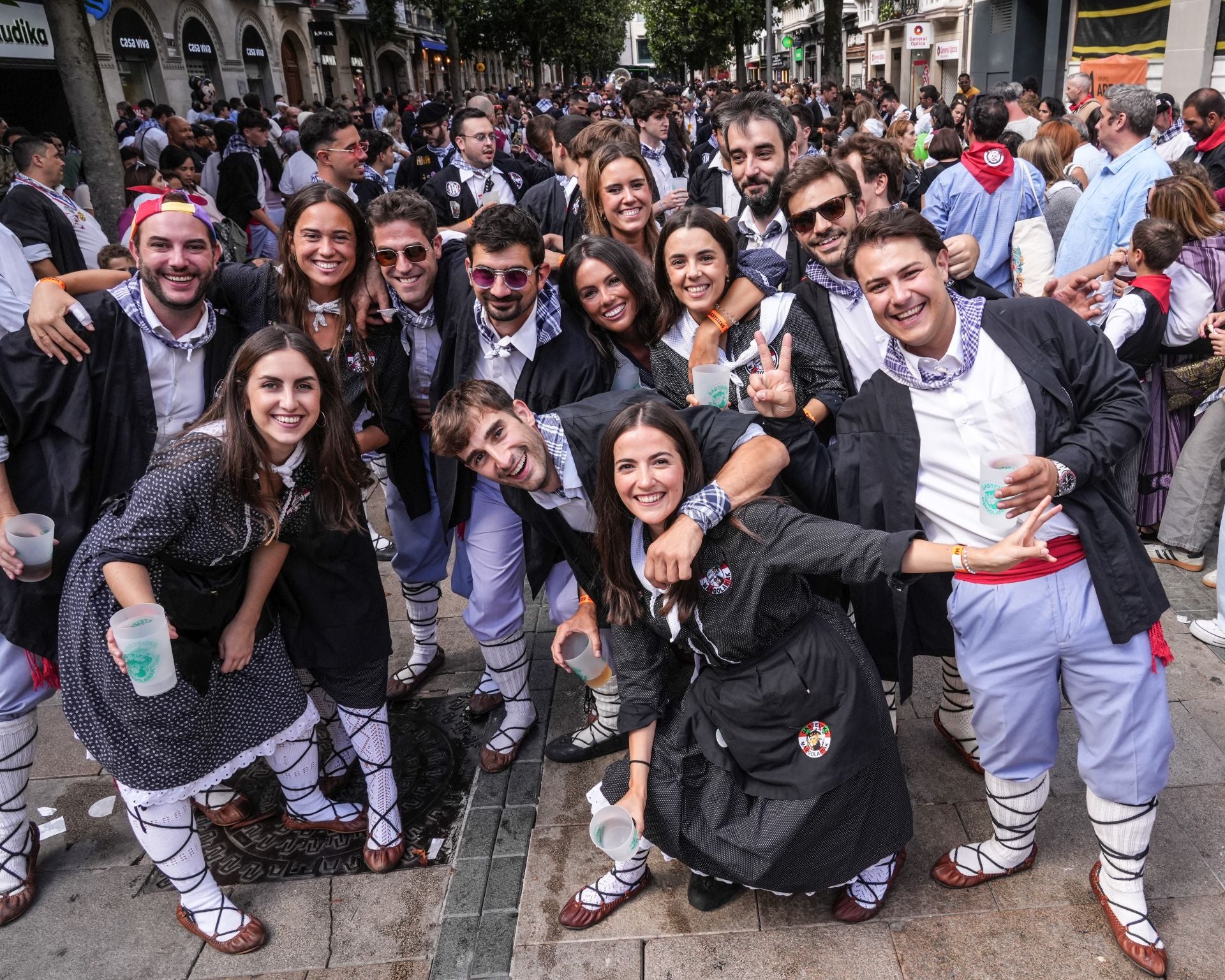 Búscate en el paseíllo de blusas y neskas de Vitoria