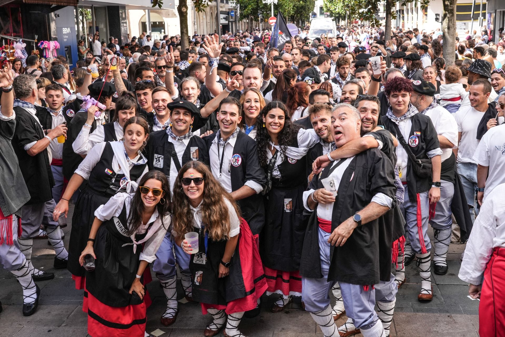 Búscate en el paseíllo de blusas y neskas de Vitoria