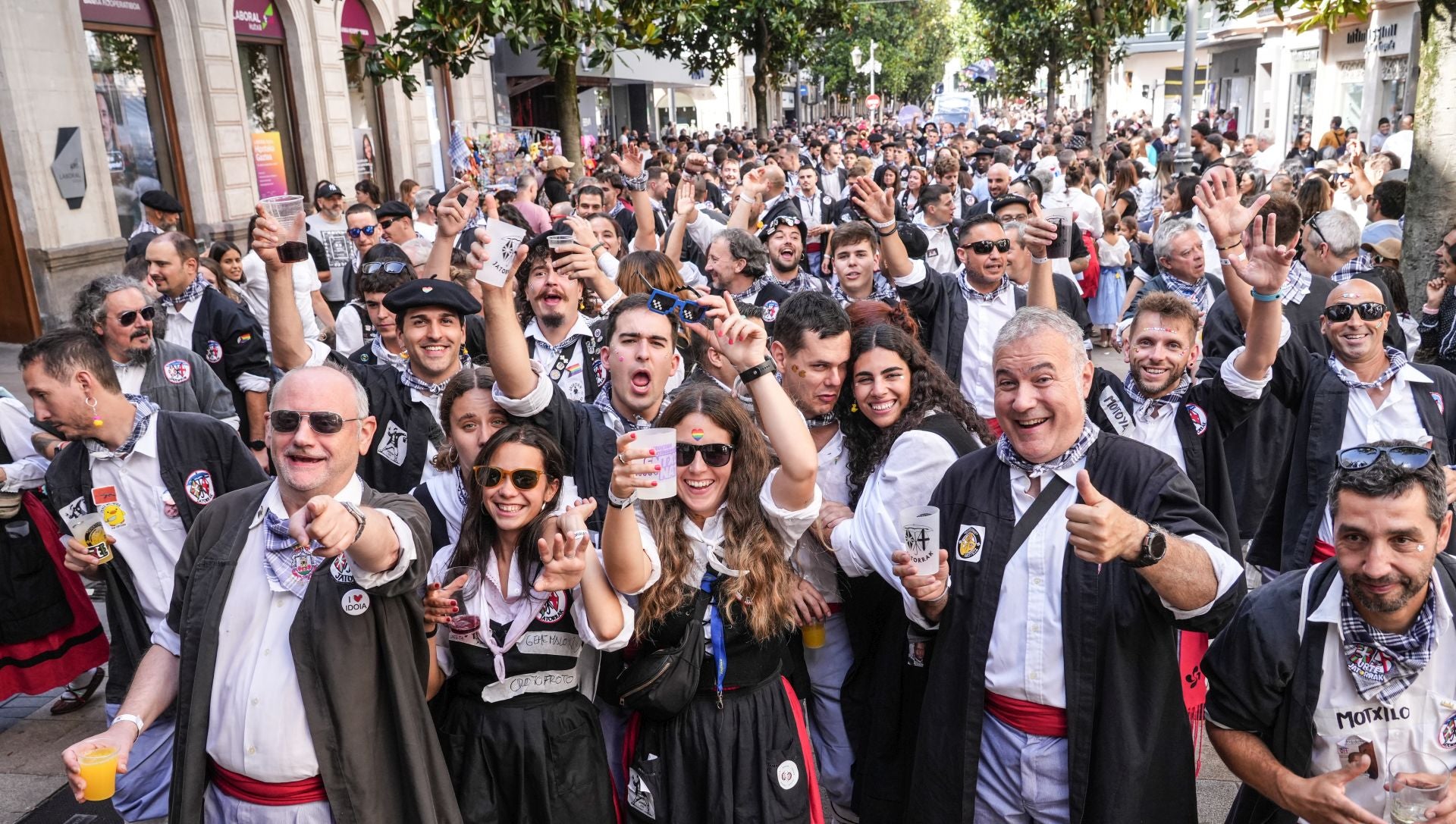 Búscate en el paseíllo de blusas y neskas de Vitoria