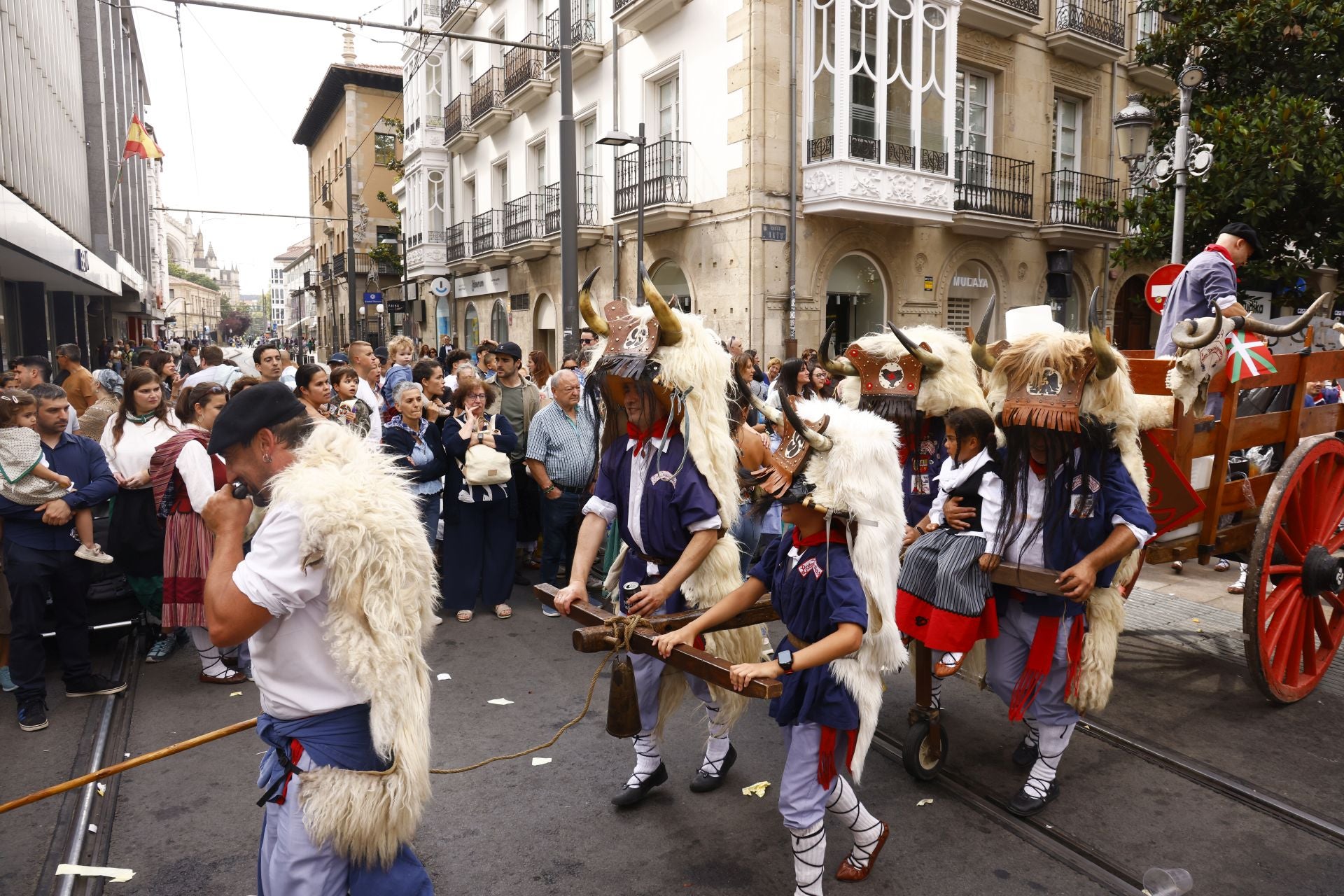 Búscate en el paseíllo de blusas y neskas de Vitoria