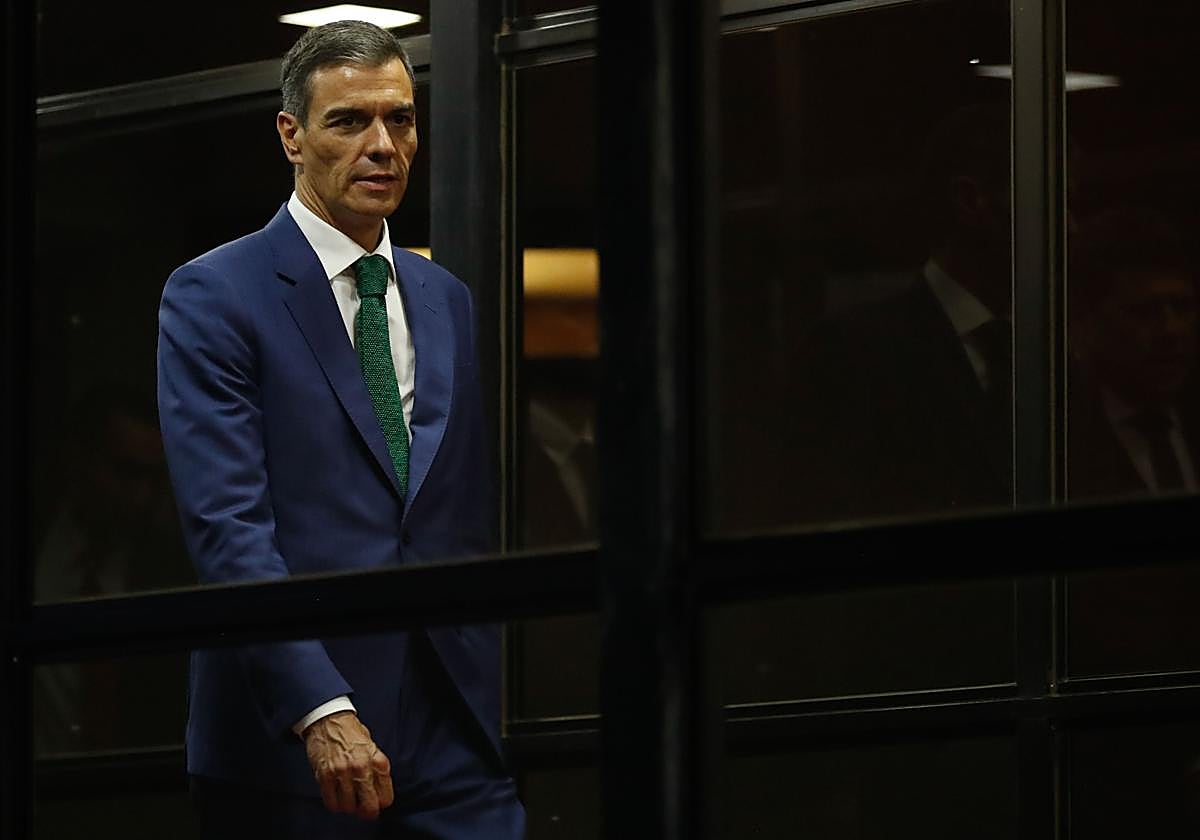 El presidente del Gobierno de España, Pedro Sánchez, en el aeropuerto Internacional Silvio Pettirossi en Luque (Paraguay).