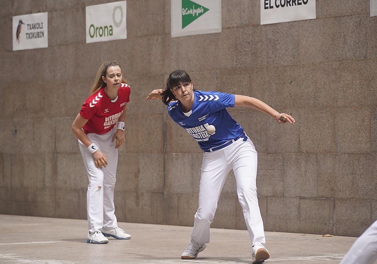 Goiuri Zabaleta trata de golpear la pelota ante la mirada de Arrate Bergara.