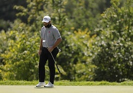 Rahm camina pensativo en el campo de Rocester.