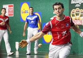 Altuna III se coloca para golpear una pelota con la derecha en Ermua.