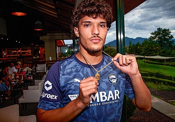 Yusi muestra el colgante que le regaló su abuela materna y siempre le acompaña.