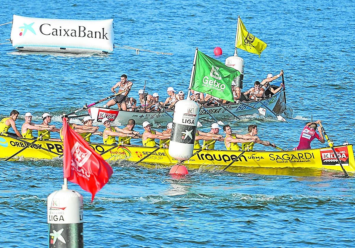 La tripulación de Orio realiza la segunda maniobra por delante de Zierbena en la Ikurriña de Getxo.