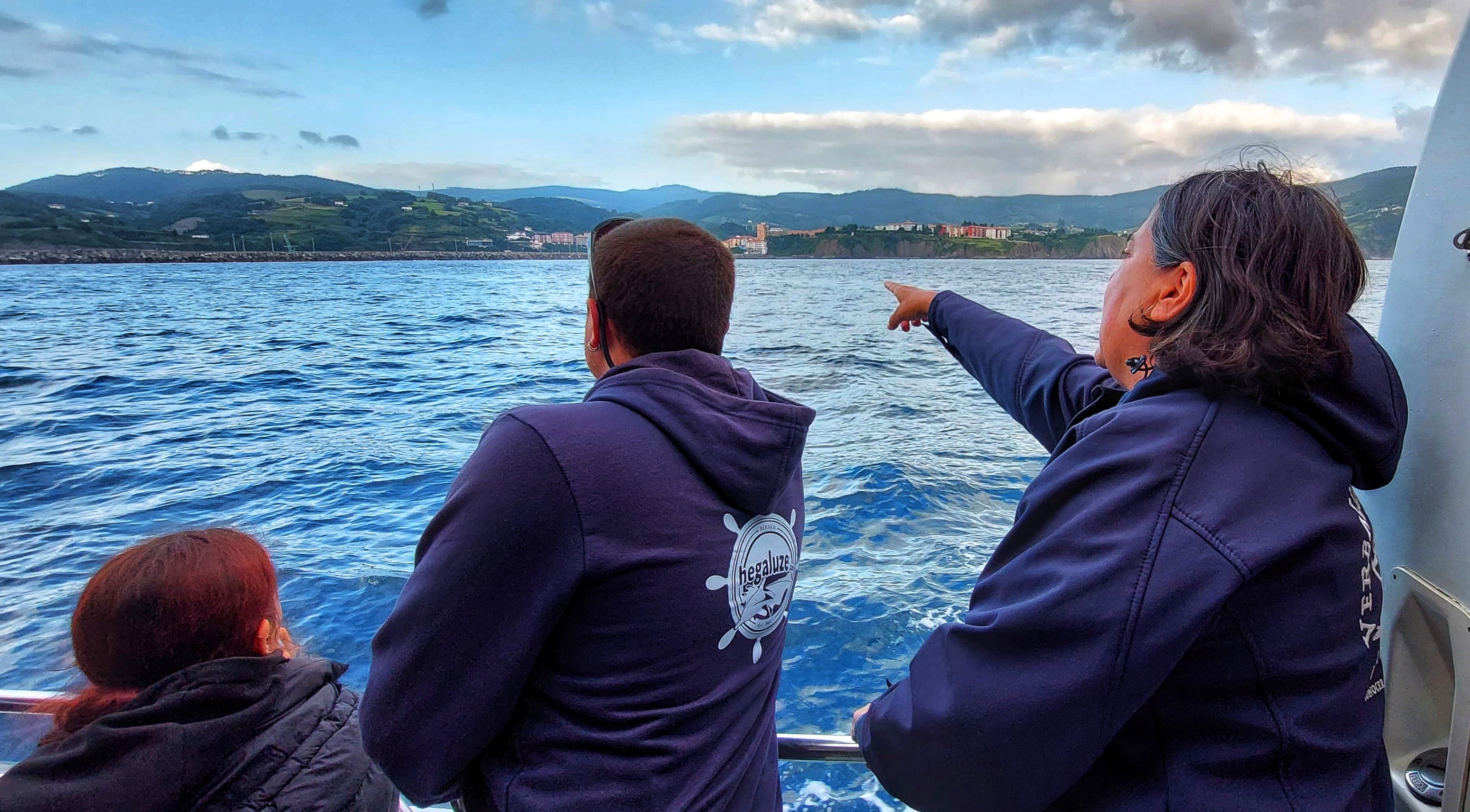 María Araujo, parte del 'staff' a bordo, se deja la piel en cada salida para atender con mimo a los pasajeros. Cada salida, como sus compañeros, la realizan «con la misma ilusión que el primer dia». Para ella es «mi sueño». También para el pasaje también es una experiencia «mágica».