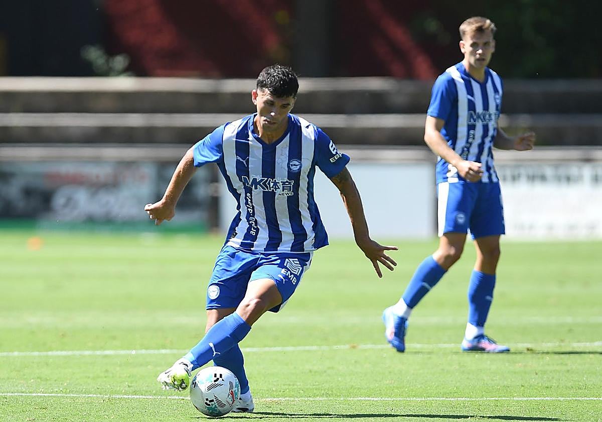 Aleñá se acomoda la pelota ante la mirada de Pablo Ibáñez.