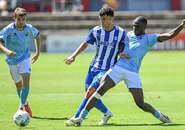 Aleñá, titular en la banda izquierda con el '10' a la espalda, intenta superar a dos futbolistas del Castellón.
