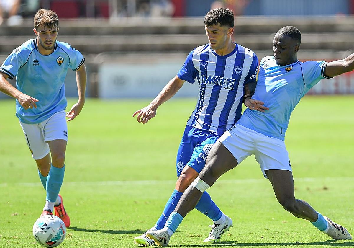 Aleñá, titular en la banda izquierda con el '10' a la espalda, intenta superar a dos futbolistas del Castellón.