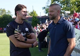 Joaquín Panichelli conversa con Víctor Laguardia.