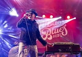 Duane Blackburn enardeciendo al respetable.