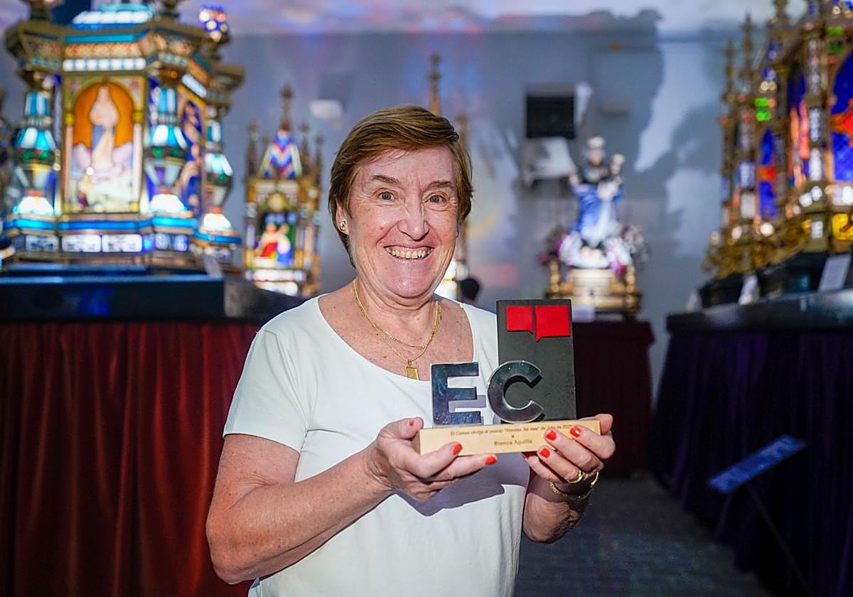 Blanca Aguillo sostiene el trofeo a Alavesa del Mes en el Museo de los Faroles, sede de la Cofradía de la Virgen Blanca.